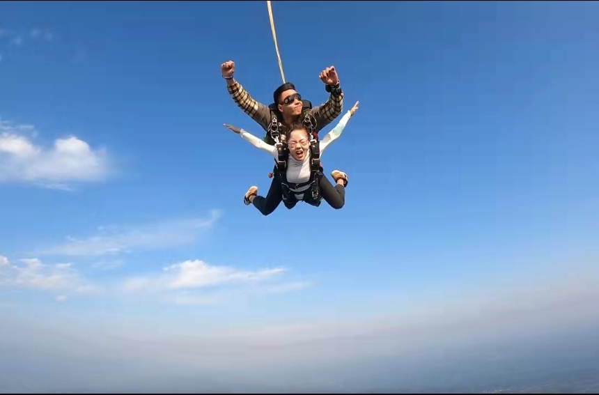 游客體驗(yàn)高空跳傘。梁平機(jī)場供圖