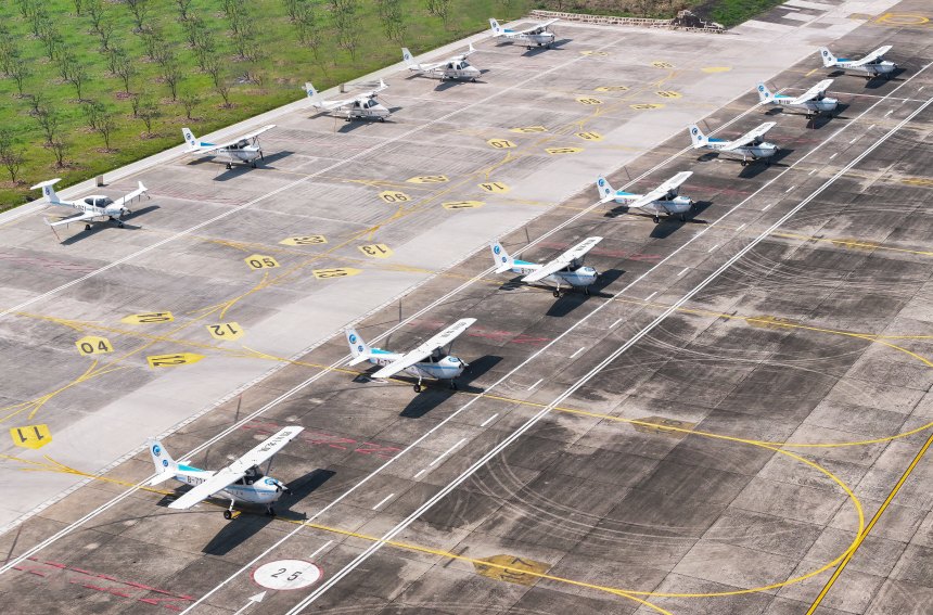 飛機(jī)在梁平機(jī)場停駐待飛。梁平機(jī)場供圖