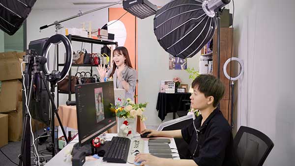 周茵和團(tuán)芳草正在直播。曾英豪攝