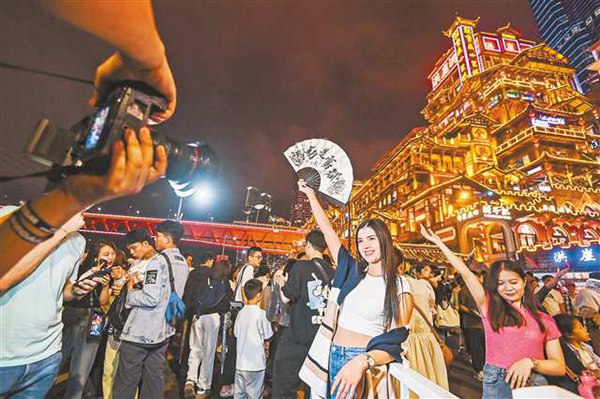 渝中區(qū)洪崖洞景區(qū)，外國游客在拍照打卡。（資料圖片） 首席記者 龍帆 攝/視覺重慶