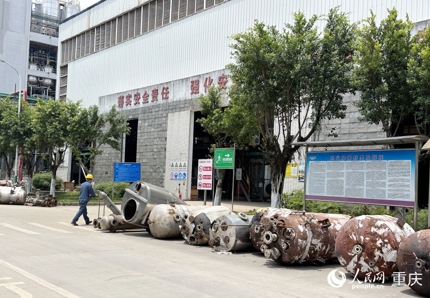 老車間門口堆放著更換下來(lái)的設(shè)備。人民網(wǎng)記者 劉政寧攝