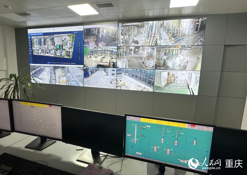 老車間改造后，工人可在智能化控制室通過(guò)電腦屏幕遠(yuǎn)程操控車間設(shè)備。人民網(wǎng)記者 劉政寧攝