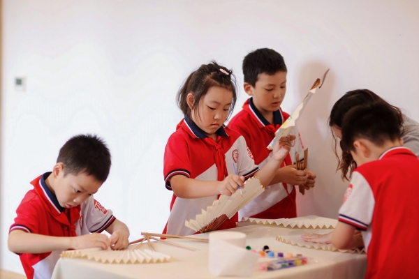 小朋友體驗制扇技藝。榮昌區(qū)委宣傳部供圖