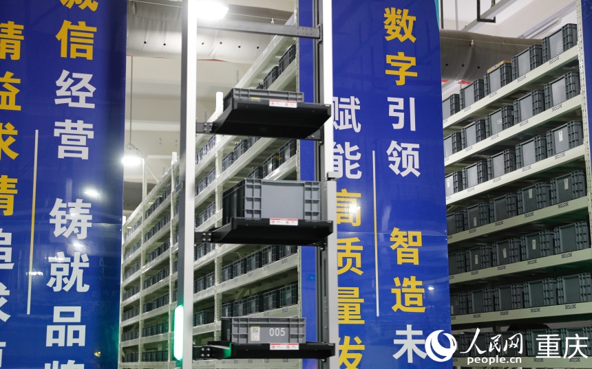 行進(jìn)中國(guó)丨看不見的5G 看得見的智能沒5G：工廠的生產(chǎn)流程主要依賴工廠以太網(wǎng)和傳統(tǒng)Wi-Fi，存在布線復(fù)雜、移動(dòng)性差和數(shù)據(jù)采集延遲等問題。有5G：通過大量5G設(shè)備、傳感器...