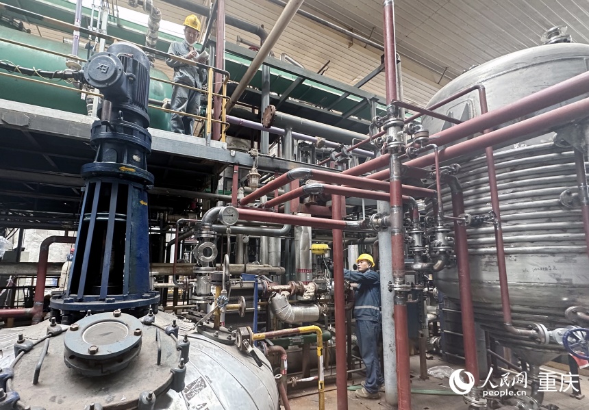 行進(jìn)中國(guó)丨綠色賬戶“碳”新路電焊火花四濺、切割聲不絕于耳、工人們穿梭忙碌……站在似火的驕陽(yáng)下，望著火熱的生產(chǎn)車間改造現(xiàn)場(chǎng)，劉琳感慨萬(wàn)千：沒想到一個(gè)小小的企業(yè)...