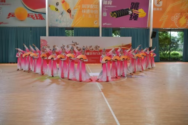 2025重慶市九龍坡區(qū)廣場(chǎng)舞展演現(xiàn)場(chǎng)。曹鳴鷗攝