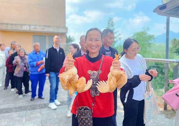 “智慧養(yǎng)雞”新農(nóng)人。馬上消費供圖