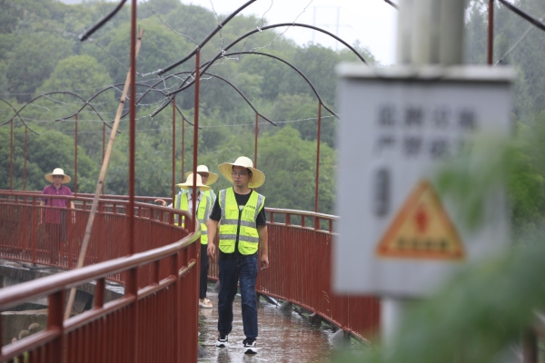 洪安鎮(zhèn)值班人員通過基層智治平臺監(jiān)控雨情、風險點。胡程攝