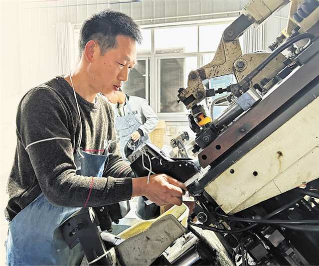    奉節(jié)縣安坪鎮(zhèn)弘源鞋業(yè)就業(yè)幫扶車間內(nèi)，員工在制作板鞋。（本報(bào)資料圖片）記者 蘇暢 攝/視覺(jué)重慶