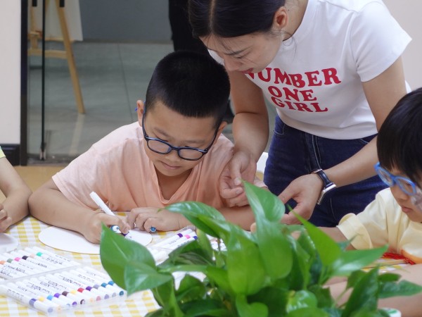 孩子們體驗(yàn)節(jié)氣文化。任峰攝