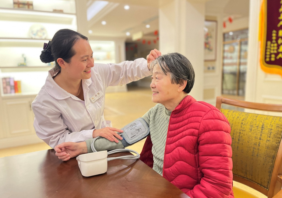 渝北一養(yǎng)老機(jī)構(gòu)護(hù)理員為老人測(cè)量血壓，了解老人健康狀況。張寶合攝