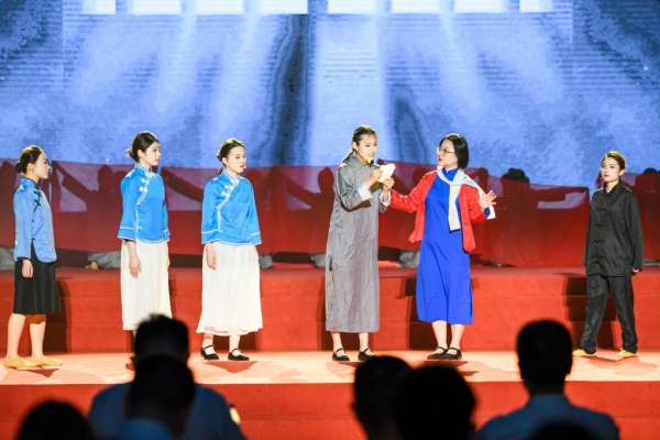 情景朗誦《再讀紅巖》。重慶工業(yè)職業(yè)技術(shù)學(xué)院供圖