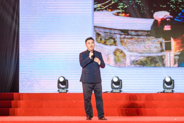 重慶紅巖革命歷史博物館白公館景區(qū)主任、紅巖干部學(xué)院教師劉帥現(xiàn)場講述紅巖精神及重慶城市精神的內(nèi)涵。重慶工業(yè)職業(yè)技術(shù)學(xué)院供圖