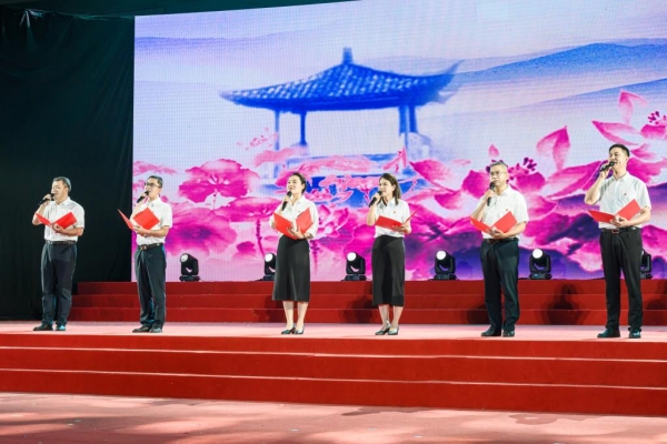 學(xué)校全體紀委委員朗誦《清風頌》。重慶工業(yè)職業(yè)技術(shù)學(xué)院供圖