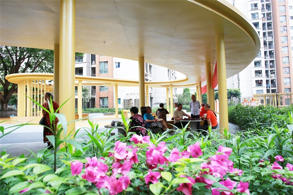 中山路街道鳳棲閣小區(qū)居民“聚會亭”里話家常。中山路街道供圖