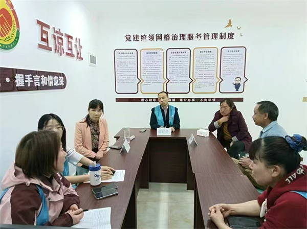 李依云正在協(xié)調(diào)解決問題。南大街街道供圖