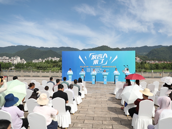 墊江縣相關(guān)負(fù)責(zé)人正在發(fā)言中。王俊杰攝