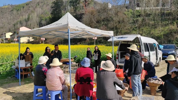 助農(nóng)主播推介本地特色農(nóng)產(chǎn)品。修齊鎮(zhèn)供圖