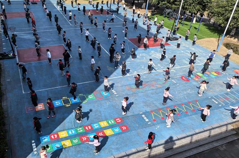 重慶兩江新區(qū)童心青禾小學(xué)的學(xué)生們參加大課間體育活動。秦波攝