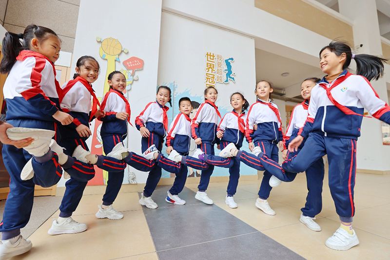 福建泉州市晉光小學(xué)的學(xué)生們在課間開展活動。學(xué)校供圖