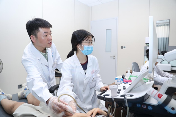 羅勇指導實習生進行超聲檢查。向詩佳攝