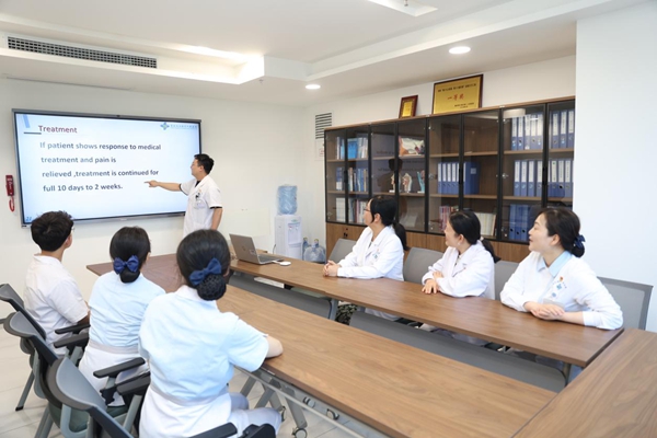 耳鼻喉科醫(yī)生進行英語小講座分享。向詩佳攝