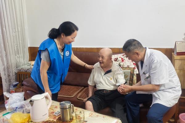 上門為老年人提供服務。蓮花街道供圖