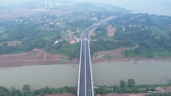 江津區(qū)支坪綦河大橋及引道工程。項(xiàng)目部供圖