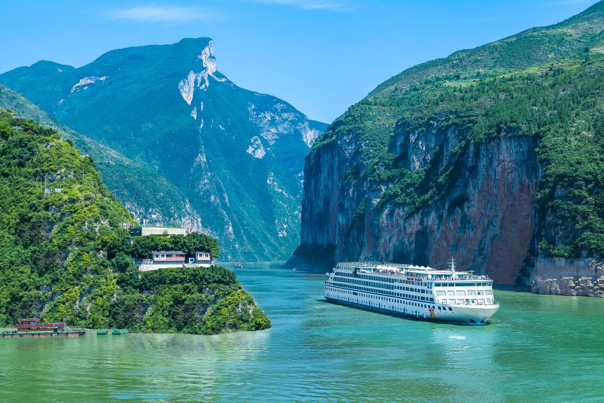 黃金游輪行駛在長江三峽。重慶文旅集團供圖