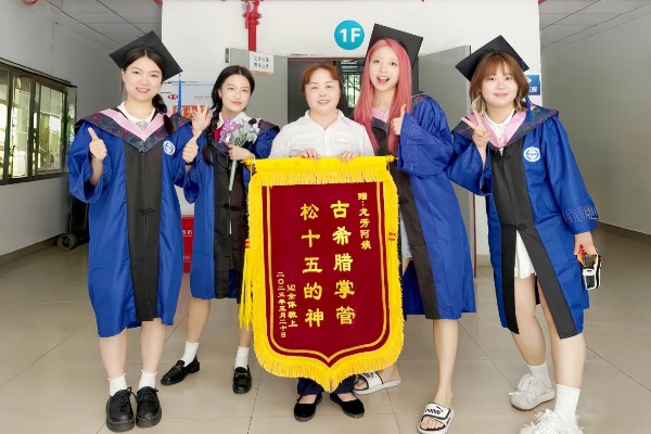 四川外國(guó)語(yǔ)大學(xué)項(xiàng)目學(xué)生公寓管理員龍素芳收到錦旗。新大正供圖