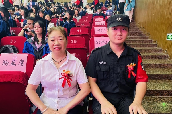 四川外國(guó)語(yǔ)大學(xué)項(xiàng)目—?jiǎng)⒍孛?、聶科作為物業(yè)代表參加畢業(yè)典禮。新大正供圖