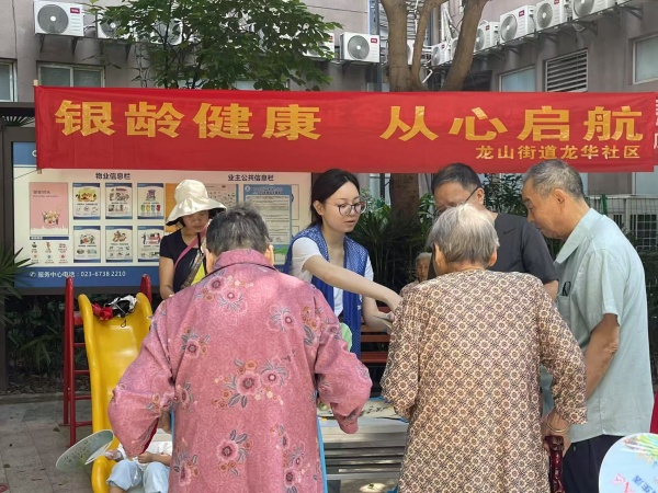 工作人員向居民解讀老年人健康管理等基本常識。丘利成攝