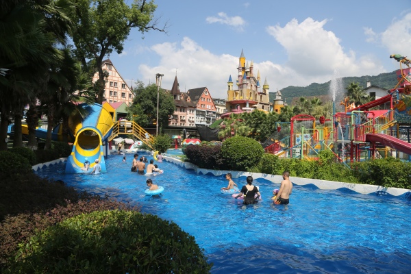 游客在水上樂(lè)園游玩。景區(qū)供圖