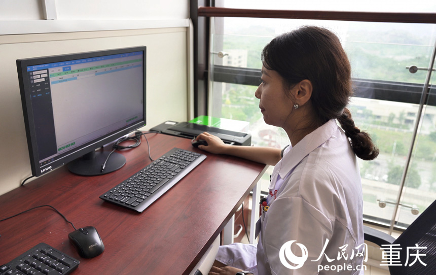 重醫(yī)附二院江南院區(qū)，醫(yī)生通過醫(yī)檢互認系統(tǒng)，查看患者在當(dāng)?shù)氐臋z查結(jié)果。人民網(wǎng)記者 劉祎攝