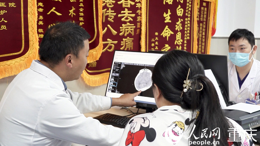 重慶醫(yī)科大學(xué)附屬大學(xué)城醫(yī)院，醫(yī)生在電腦上調(diào)閱患者在當(dāng)?shù)嘏牡哪X部CT。人民網(wǎng)記者 劉祎攝