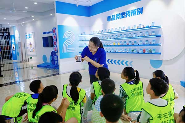 教官給孩子們展示毒品模型。平安課堂特訓營供圖