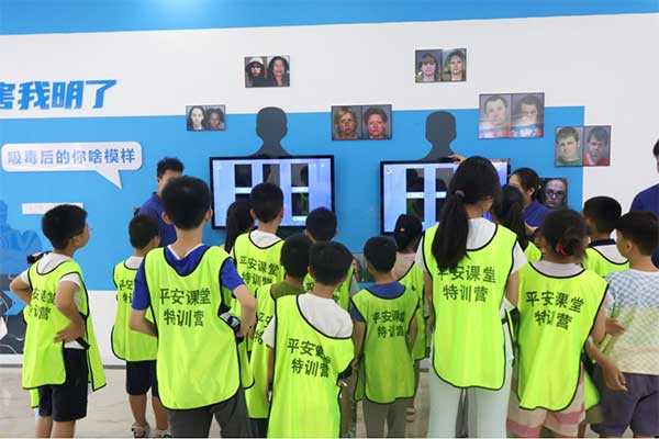 孩子們體驗AI模擬吸毒容貌變化。平安課堂特訓營供圖