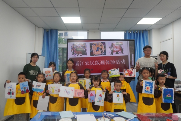 支隊成員指導(dǎo)社區(qū)孩童體驗綦江農(nóng)民版畫。長壽區(qū)融媒體中心供圖