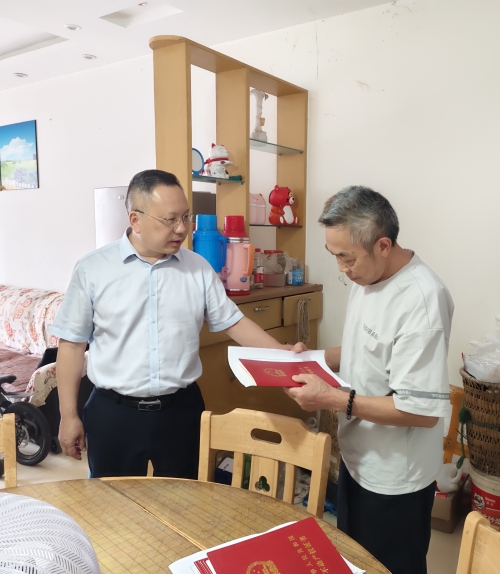 洛磧鎮(zhèn)有關(guān)領(lǐng)導(dǎo)將房產(chǎn)證送至群眾家中。楊慧攝