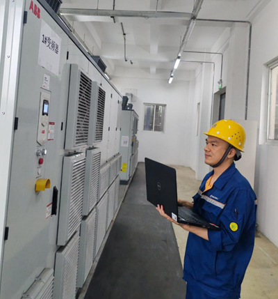 李瑩正在負(fù)責(zé)調(diào)試自動(dòng)化設(shè)備。受訪者供圖