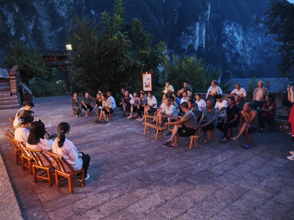 下莊村組織召開“莊事好商量”院壩會。巫山縣融媒體中心供圖