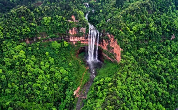 翠綠望鄉(xiāng)臺(tái)。佘中云攝