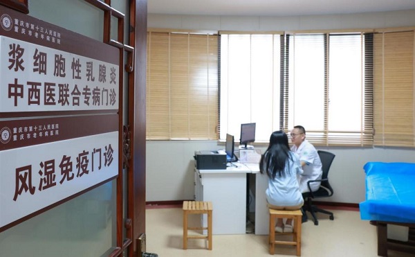 患者在風濕免疫門診就診。曾英豪攝