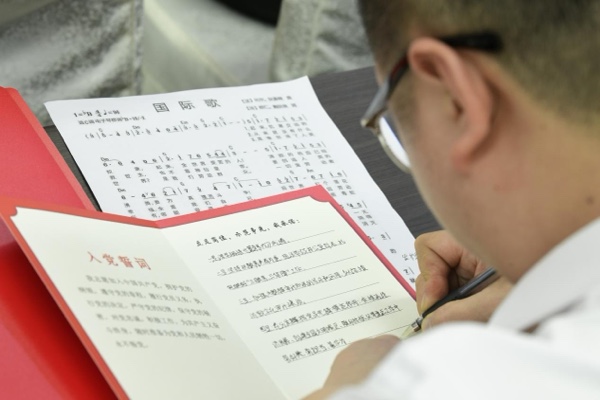 黨員在培訓(xùn)班上鄭重寫下未來半年的履職承諾。綦江區(qū)融媒體中心供圖