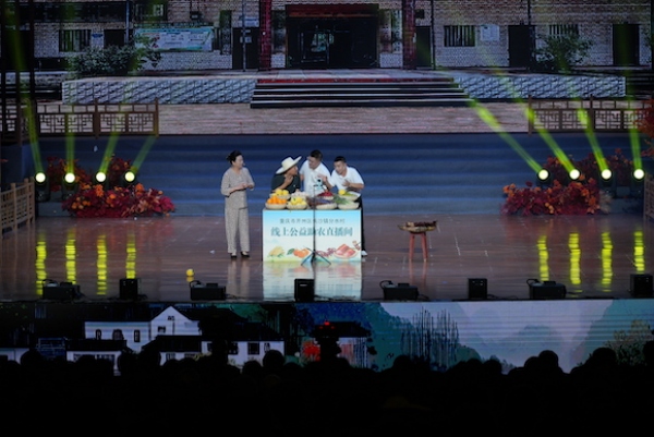 節(jié)目《“不務(wù)正業(yè)”的村支書(shū)》。李希攝