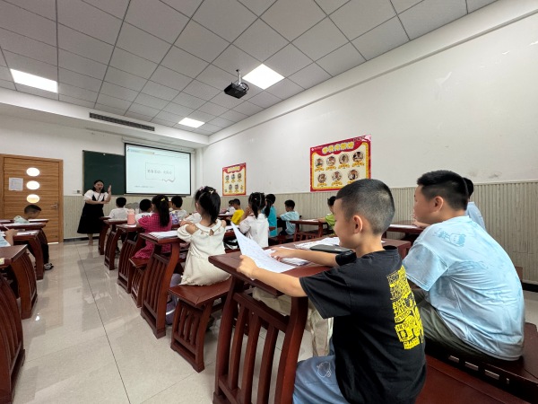 孩子們認(rèn)真上課。萬(wàn)州區(qū)委宣傳部供圖