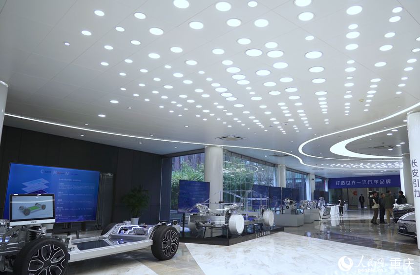 長安汽車全球研發(fā)中心內(nèi)展示的研發(fā)成果。人民網(wǎng)記者 劉祎攝