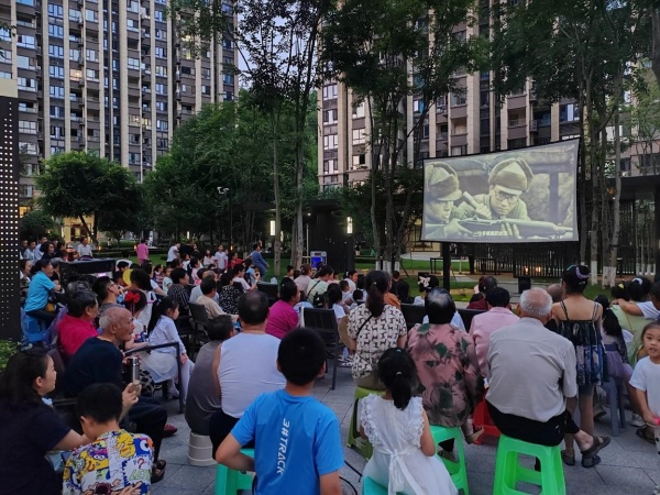 紅色電影開啟居民精神文化生活“夜模式”。劉航宇攝