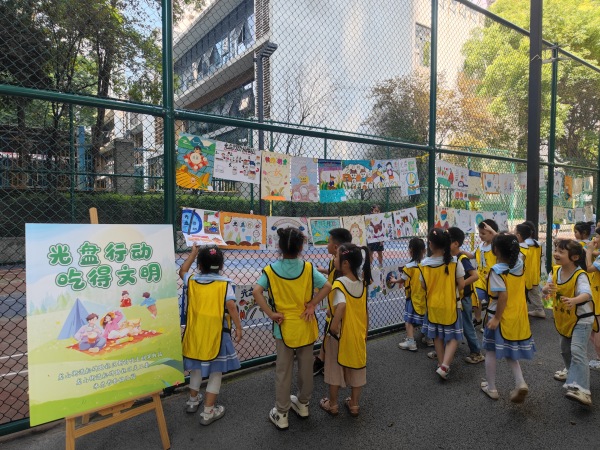 “小手繪光盤 童心倡節(jié)約”繪畫活動現(xiàn)場 。龍山街道供圖