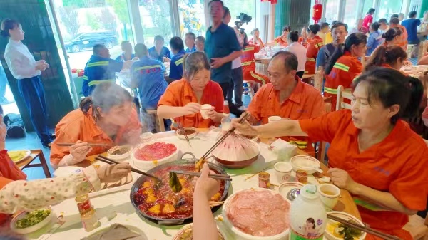 環(huán)衛(wèi)工人品嘗武隆火鍋。武隆區(qū)委宣傳部供圖